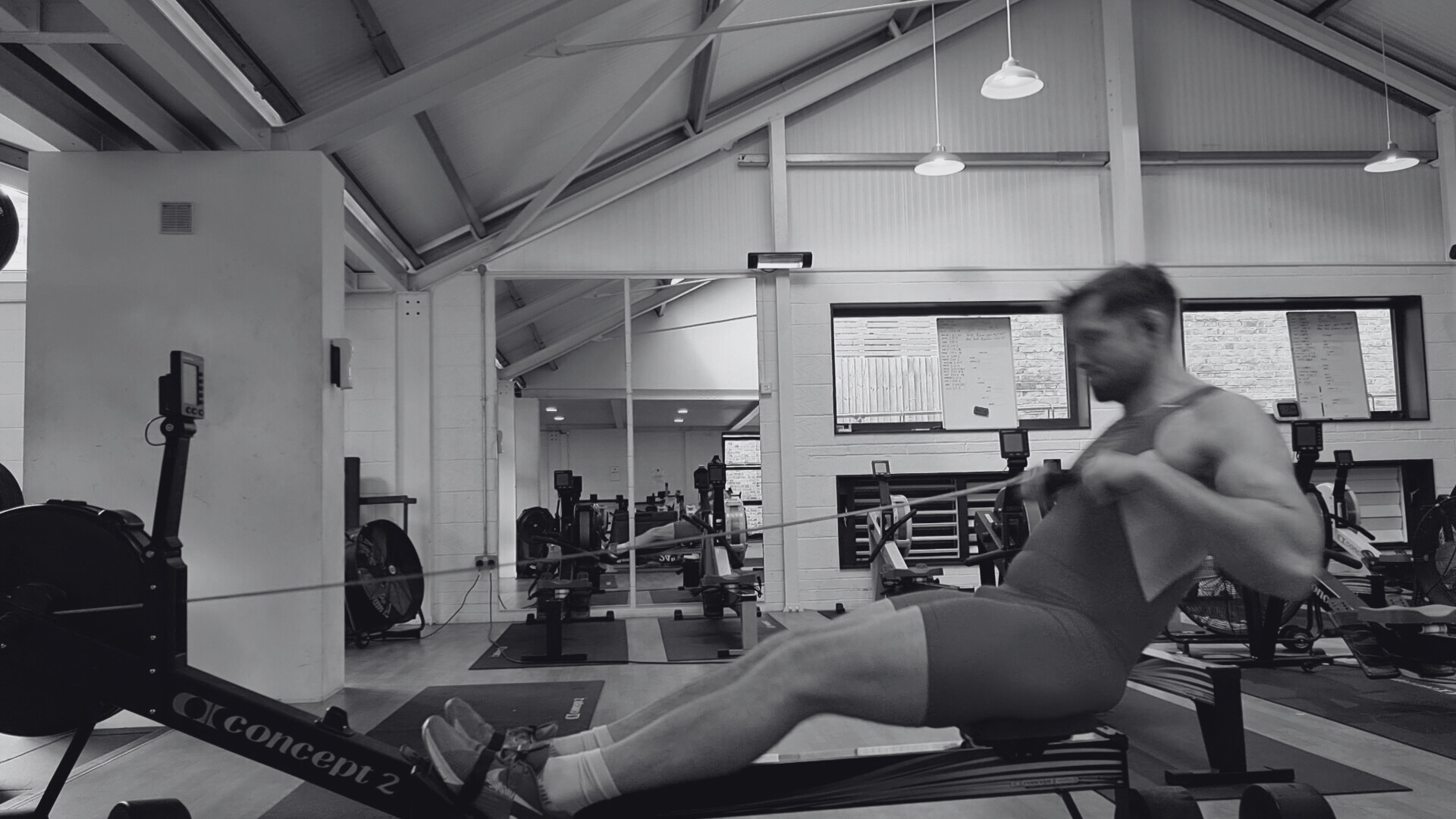 Side-on image of Phil Clapp rowing during his 500 m indoor world record – demonstrating sprint technique, explosive power and optimal rowing form.